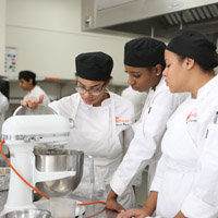 students working in culinary lab