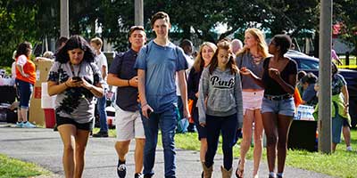 students on move in day